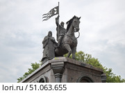 Памятник князю Владимиру и святителю Федору - крестителям Владимирской земли. Город Владимир, Золотое кольцо России. Редакционное фото, фотограф Елена Коромыслова / Фотобанк Лори