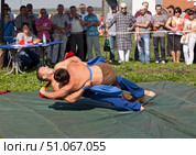 Национальная татаро-башкирская борьба Куреш (борьба на поясах). Традиционно проводится на празднике Сабантуй. Редакционное фото, фотограф Андреева Тамара Викторовна / Фотобанк Лори