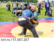 Национальная татаро-башкирская борьба Куреш (борьба на поясах). Традиционно проводится на празднике Сабантуй. (2022 год). Редакционное фото, фотограф Андреева Тамара Викторовна / Фотобанк Лори