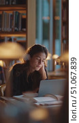 Studying in a quiet library with warm lighting during evening hours. Стоковое AI-видео, аниматор Сергей Толмачёв / Фотобанк Лори