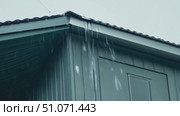 Water leaks from the gutter of a house during a rainstorm. Стоковое AI-видео, аниматор Данила Большаков / Фотобанк Лори