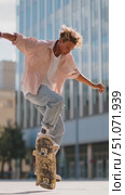 Skateboarding tricks performed by a young man in a city skatepark during sunny afternoon. Стоковое AI-видео, аниматор Сергей Толмачёв / Фотобанк Лори