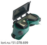 Защитные очки газосварщика на белом фоне. Safety glasses of a gas welder on a white background. Стоковое фото, фотограф Татьяна Д / Фотобанк Лори