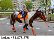 Прогулка детей на лошади. Улица Первомайская. Праздник 9 мая. Город Заводоуковск. Редакционное фото, фотограф Александр Тараканов / Фотобанк Лори