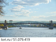 Moscow, Russia - May 07, 2021: Andreevsky Bridge across the Moscow River. Редакционное фото, фотограф Наталия Кирсанова / Фотобанк Лори