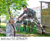 Военно-патриотическое воспитание молодежи. Прохождение препятствий по натянутому канату. (2018 год). Редакционное фото, фотограф Андреева Тамара Викторовна / Фотобанк Лори