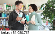 Couple man and woman choosing shampoo or shower gel. Стоковое видео, видеограф Яков Филимонов / Фотобанк Лори