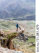View of the cliff Troll tongue in Cherek gorge in the Caucasus mountains (2022 год). Редакционное фото, фотограф Юлия Белоусова / Фотобанк Лори