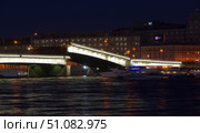 Разводящийся пролет Литейного моста. Река Нева, город Санкт-Петербург (2021 год). Редакционное фото, фотограф Алексей Иванов / Фотобанк Лори