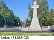 Поклонный крест на въезде в город Серпухов установлен и освящен в июле 2025 года. Редакционное фото, фотограф Владимир Литвинов / Фотобанк Лори
