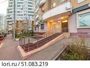 Пандус для колясок у подъезда жилого дома. Москва. (2018 год). Редакционное фото, фотограф Игорь Рожков / Фотобанк Лори