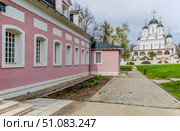 Дворцово-парковый ансамбль XVI-XIX вв. Большие Вязёмы в Подмосковье, он же Историко-литературный музей-заповедник А.С. Пушкина. Главный корпус и храм (2018 год). Редакционное фото, фотограф Игорь Рожков / Фотобанк Лори
