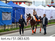 Прогулка детей на лошади. Улица Первомайская. Праздник 9 мая. Город Заводоуковск. Редакционное фото, фотограф Александр Тараканов / Фотобанк Лори