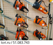 Ivanovo. Russia. On August 25, 2024, Power tools in a hardware store window. Редакционное фото, фотограф lyudmila Soloveva / Фотобанк Лори
