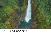 Magnificent waterfall plummeting into circular pool deep in Costa Rican jungle. Стоковое видео, видеограф Ольга Сухарева / Фотобанк Лори