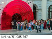 Очередь людей перед ярким красным входом "Москва 2030" Стоковое фото, фотограф Валерий Леонидович / Фотобанк Лори
