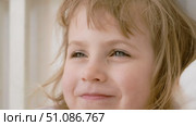 Close-up view of little child girl telling story. Smiling girl talking, making faces. Portrait of cute pretty blonde hair 4 years kid. Soft natural light, low contrast. People and family concept. Стоковое видео, видеограф Марина Демидюк / Фотобанк Лори