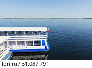 Прогулочный теплоход типа Москва, флаг на корме корабля, река Волга. Волгоград, Россия. (2021 год). Редакционное фото, фотограф Андрей Цыганков / Фотобанк Лори