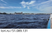 Beautiful boat ride on the river with stunning views of the city skyline and clear blue skies. Стоковое видео, видеограф Наталия Попова / Фотобанк Лори