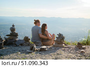Lovers Watching Sunset from Mountain Overlook. Стоковое фото, фотограф Скоробогатова Е. / Фотобанк Лори