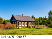 Деревенский дом и аккуратная лужайка. Стоковое фото, фотограф Илья Старков / Фотобанк Лори