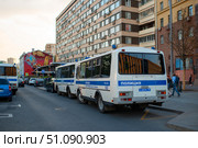Полицейские автобусы в центре Москвы на пересечении Большой Бронной и Тверской улиц (2019 год). Редакционное фото, фотограф Павел Авакумов / Фотобанк Лори