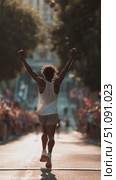 Runner celebrates victory at sunset in a vibrant city street with cheering crowd after a marathon challenge. Стоковое AI-видео, аниматор Сергей Толмачёв / Фотобанк Лори