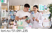 Man scans QR code on toothbrush label. Female pharmacist offers to choose the right toothbrush. Стоковое видео, видеограф Яков Филимонов / Фотобанк Лори