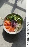 A Delicious Bowl of Fresh Salmon, Avocado, and Noodles: A Vibrant and Healthy Dish Showcasing the Perfect Harmony of Colors and Flavors Under Natural Light. Стоковое AI-видео, аниматор Владимир Федоров / Фотобанк Лори