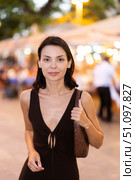 In evening, smiling girl walks around old city district Barceloneta, in vicinage of Citadel Park. Стоковое фото, фотограф Яков Филимонов / Фотобанк Лори