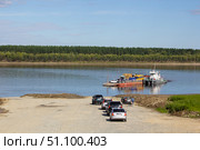 Паромная переправа через Иртыш в селе Уват. Редакционное фото, фотограф Илья Юрукин / Фотобанк Лори