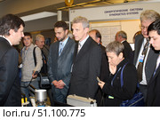 Российский венчурный форум в Санкт-Петербурге, 2007 год. Министр Андрей Фурсенко у стенда. Редакционное фото, фотограф Ирина Терентьева / Фотобанк Лори