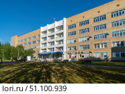 Вид на фасад главного корпуса Республиканской Больницы им. Баранова в Петрозаводске. Редакционное фото, фотограф Sergei Gorin / Фотобанк Лори