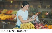Customer prepares to weigh the fruit before buying. Стоковое видео, видеограф Яков Филимонов / Фотобанк Лори