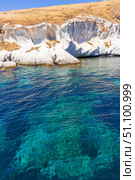 Beautiful coastal scenery with turquoise waters, white cliffs and hills in the background. Calm and sunny summer mood, reflections of light on the water. Suitable for the concepts of leisure, nature, travel and marine themes. Стоковое фото, фотограф Анастасия Мерчик / Фотобанк Лори