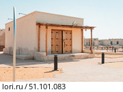 Ras Al Khaimah, UAE – 14.04.2025: The desert coastal town (ghost town) of Jazeera Al Hamra includes a fort, three schools, an open-air market and mosques nestled between hundreds of villas. Стоковое фото, фотограф Feruza Tashmetova / Фотобанк Лори