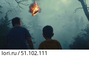 Two figures observe the fog enveloping the trees during twilight. Стоковое AI-видео, аниматор Данила Большаков / Фотобанк Лори