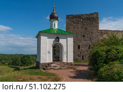 Chapel of the Korsunskaya Icon of the Mother of God against the background of the Talavskaya Tower and the wall of the Izborsk fortress on a summer day, Izborsk, Pskov region, Russia (2024 год). Стоковое фото, фотограф Ula Ulachka / Фотобанк Лори
