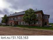 Корпус Никольский, 1896-1897 года. Архитектор: Василий Георгиевич Вуколов.  Выявленный памятник архитектуры регионального значения № 2910166000. Архангельская область, Соловецкий район, поселок Соловецкий, улица Сивко, дом 1. Стоковое фото, фотограф Александр Селезнев / Фотобанк Лори