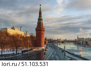 Moscow, Russia, January 5, 2025: Vodovzvodnaya Tower of the Kremlin Wall, the Grand Kremlin Palace and the Kremlin Embankment of the Moskva River. Редакционное фото, фотограф Ula Ulachka / Фотобанк Лори