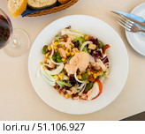 Caesar salad with chicken pieces, tomatoes on a white plate. Стоковое фото, фотограф Яков Филимонов / Фотобанк Лори