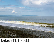 Прибой на берегу Охотского моря. Белопенная волна. Стоковое фото, фотограф Роман Аксёнов / Фотобанк Лори