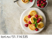 cottage cheese pancakes with raspberries and mint. Стоковое фото, фотограф Julia Lavleis / Фотобанк Лори