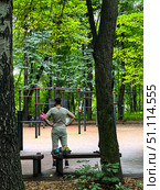 A man stands in the park in front of the trenching shells. Russia. Moscow. 19.08.25. Редакционное фото, фотограф Ярославский Максим / Фотобанк Лори