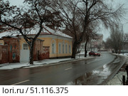Зима, Астрахань, серый зимний день, слякоть, Набережная реки Кутум, дом Догадина ( памятник архитектуры ) (2021 год). Стоковое фото, фотограф Павел Просянов / Фотобанк Лори