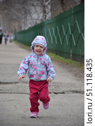 Счастливый бегущий ребенок. Стоковое фото, фотограф Светлана Первухина / Фотобанк Лори