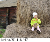 Ребенок осенью на стоге сена. Стоковое фото, фотограф Светлана Первухина / Фотобанк Лори