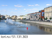Moscow, Russia - The new building of the Tretyakov Gallery, located on Kadashevskaya Embankment. View of the fountain complex in the drainage channel from the Small stone bridge. Редакционное фото, фотограф Ирина Михайличенко / Фотобанк Лори