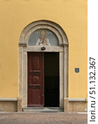 Belgrade, Serbia August, 1, 2024: The entrance door to Church of the Transfer of the Relics of St. Nicholas the Wonderworker of Myra in Bari. Редакционное фото, фотограф Ирина Старикова / Фотобанк Лори