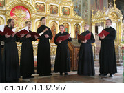 Мужской хор поёт в православном храме (2006 год). Редакционное фото, фотограф Мария Сергеева / Фотобанк Лори